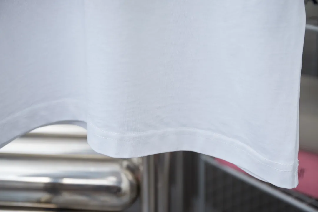 🅿️230 Chrome Hearte 25SS early spring new style Chrome Hearte pattern short-sleeved light luxury essential item for daily commuting for men and women Correct version Welcome to compare Detailed features · 280g 100% pure cotton double yarn jersey fabric · Special thickened 32 pieces of double-strand 1X1 thread in the same vat · Imported Australian matte pearl diamonds ➕ Three-dimensional thick plate texture Chrome Heart letters. Ready-to-wear dyeing Then do the faded fried snowflake process and then wash it to make it look old. Common washing improves the effect · Double-needle stitching and cross-stitch process · Original main mark washed tag brand moisture-proof paper packaging Color: black/white Size: S/M/L/XL